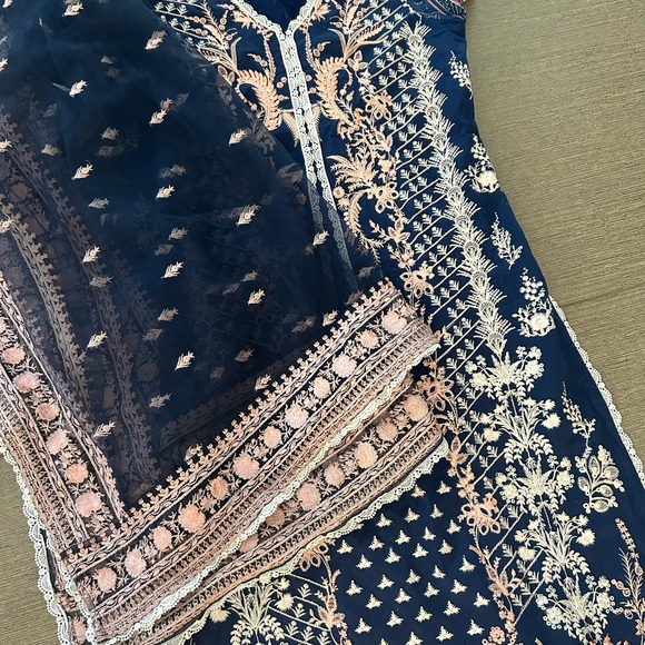 New Gorgeous Sobia Nazir Lawn Suit, Pakistani, Indian ethnic Salwar - Picture 6 of 8